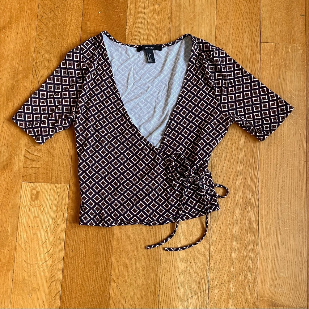 Forever 21 V Neck Wrap Crop Top Size S Navy & Cream